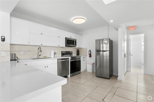 Building Photo - 9440 W Bay Harbor Dr Unit 4A Rental