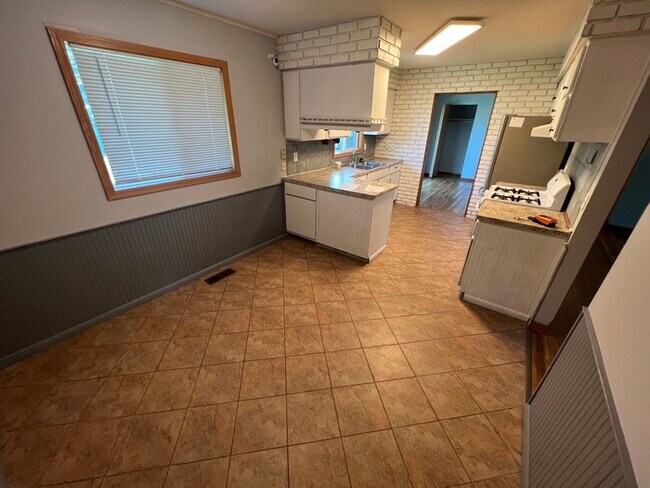 Photo - 11828 Monroe Cir NE