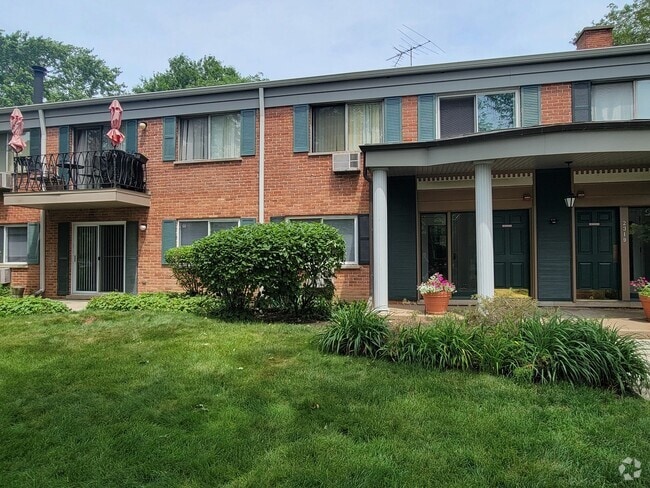 Building Photo - 2315 S Goebbert Rd Unit D-106 Rental