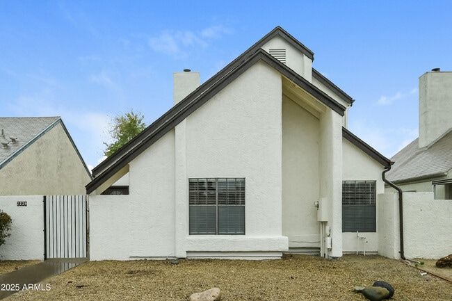 Building Photo - 2229 W Ross Ave