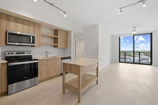 Building Photo - 555 NE 8th St Unit 0430 Rental