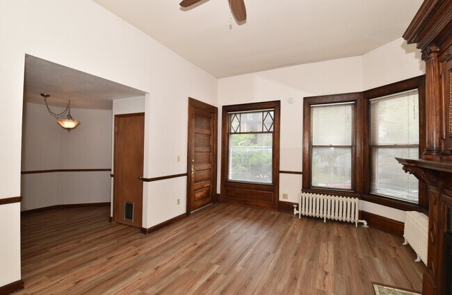 Tall windows - 1751 N Cambridge Ave Unit 1