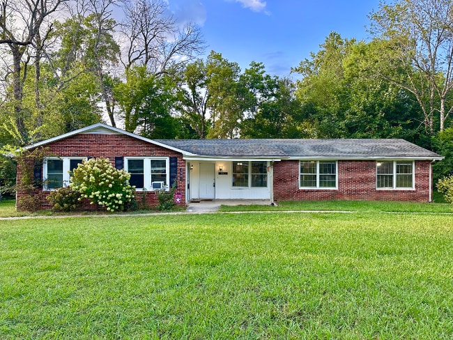 Building Photo - 1905 Fern Dr Rental