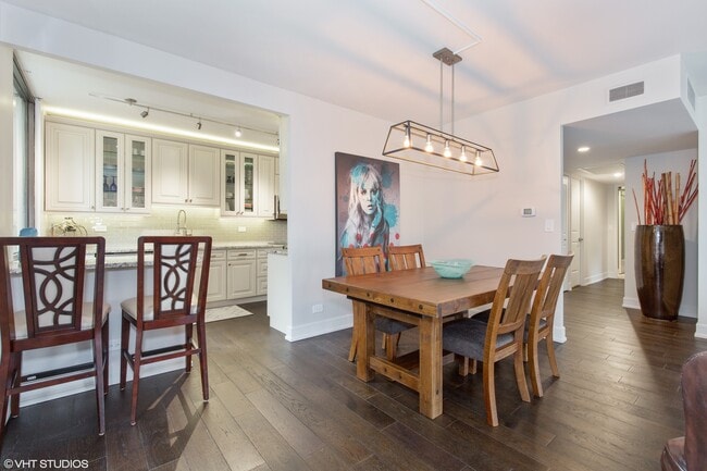 Photo - 100 E Bellevue Pl Unit 4A