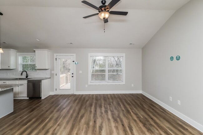 Photo - 528 Hillandale St NE