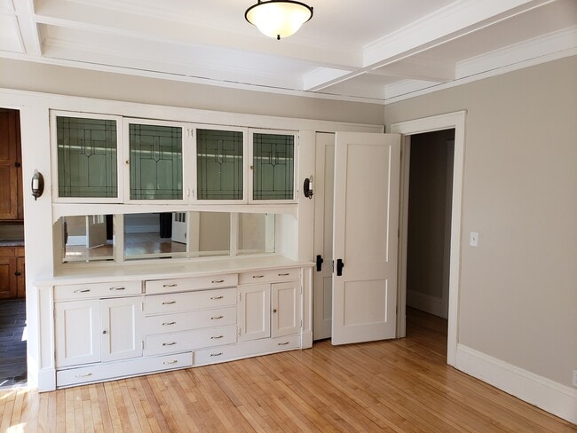 Building Photo - 415 5th Ave SE Unit Lower