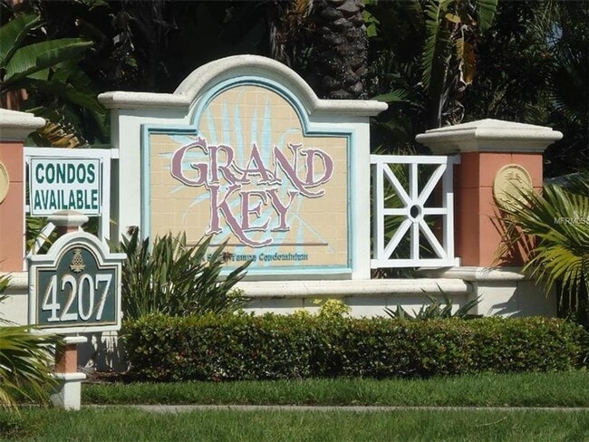 Building Photo - Spacious  and nice 2nd floor 2bed/1bath un... Rental