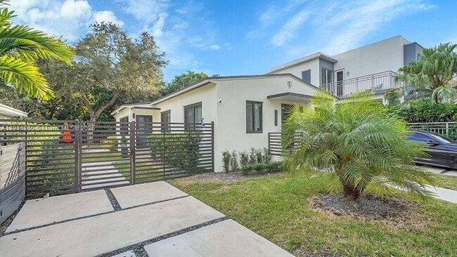 Building Photo - 3764 SW 27th Ln Unit 3762