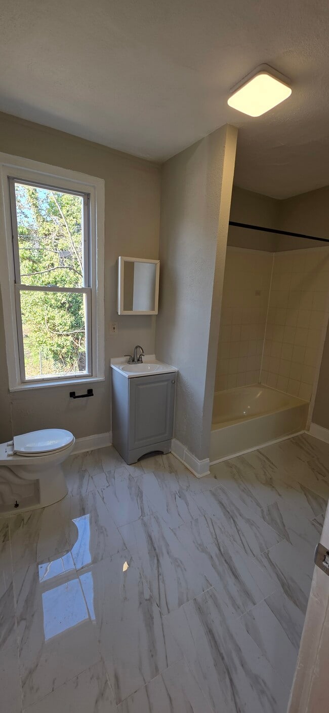 Photo - 1828 W Lombard St