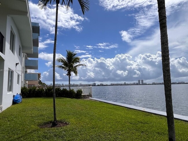 Building Photo - 1750 S Treasure Dr Unit 4