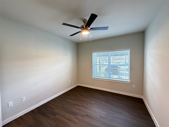 Building Photo - 2102 Antoine Dr Unit 4105 Rental