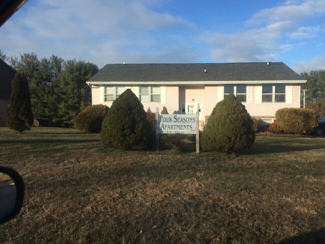 Building Photo - 2 Bedroom / 1 Bath Apartment Johnson City, TN