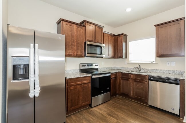 Photo - 402 Highwood Ln