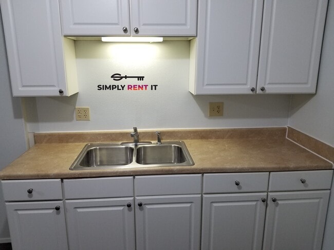 Photo - 1 Bedroom Downtown Roland, Private Entrance