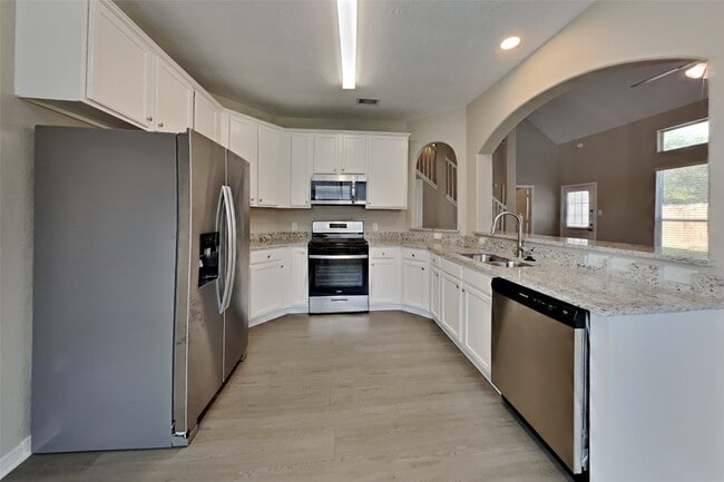 Building Photo - 8000 N Tarrytown Crossing Dr