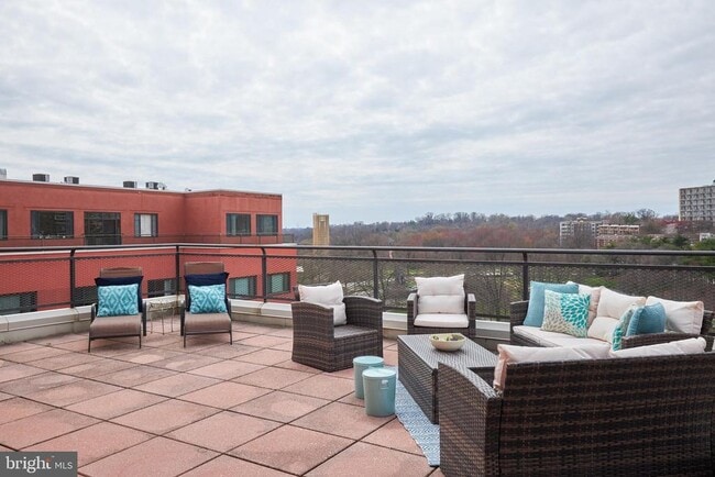 Building Photo - 1011 Arlington Blvd Unit 1102