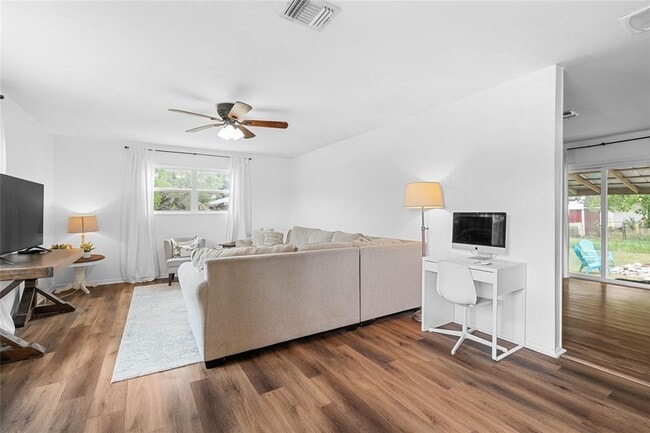 Photo - 617 Johnson St