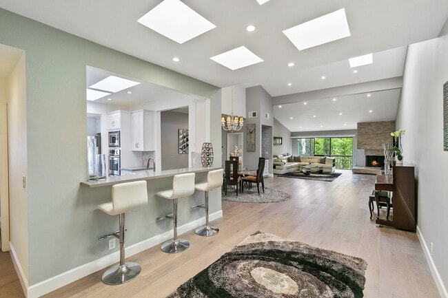 Plano de planta abierto y amplio - 1520 S Beverly Glen Blvd Unidad PH608