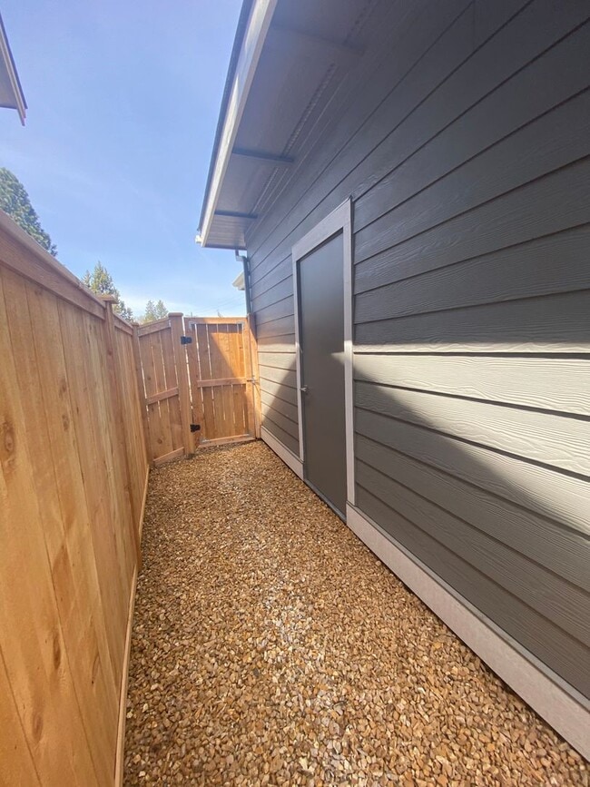 Building Photo - 61532 SE Jennifer Ln