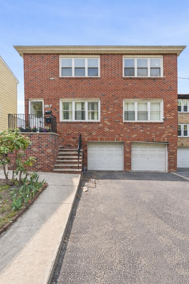 Building Photo - 648 Fairview Ave Unit 2