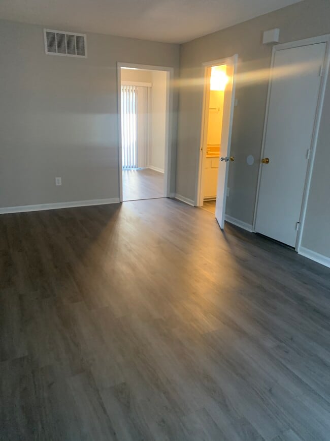 Hickory East 2 Bedroom Living Room - Apartments on 20th