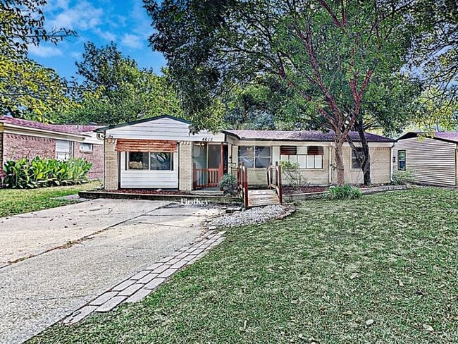 Photo - 4612 Motley Dr House