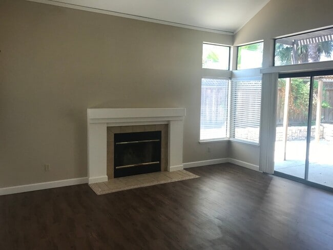 Photo - 4 bed & 3 full bathrooms in Tracy!