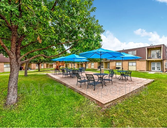 Photo - 801 E 9th St