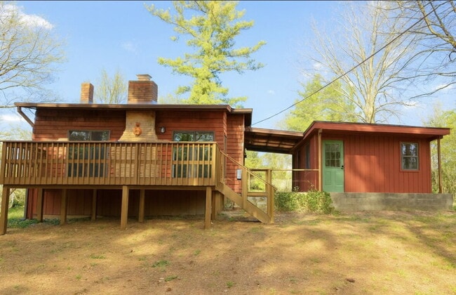 Photo - "Charming 2-Bedroom Retreat with Granite Touches and Hardwood Elegance in Hendersonville!"