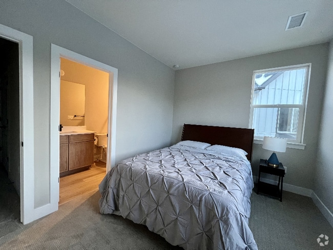 Building Photo - 5131 Vivian St Rental