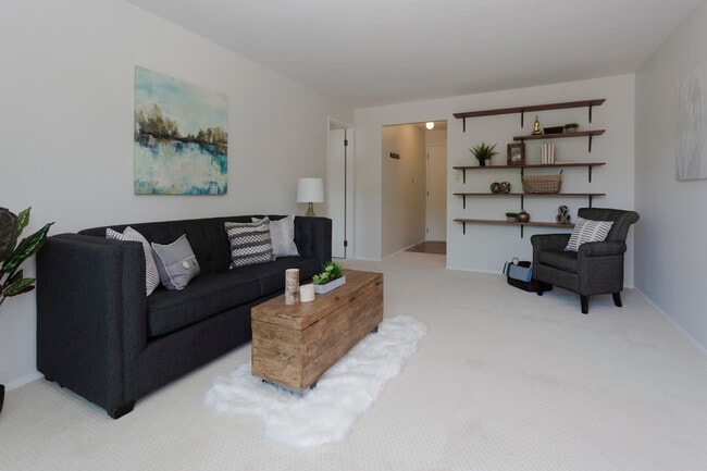 Building Photo - 911 N 73rd St Unit 302