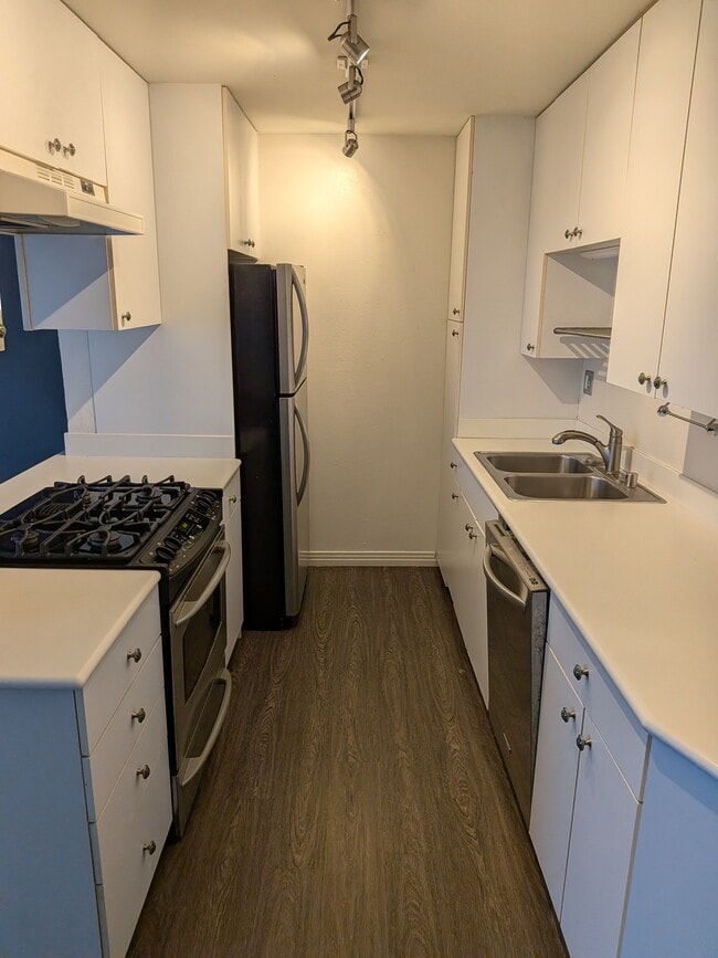 Kitchen - 1600 Ardmore Ave Unit 322