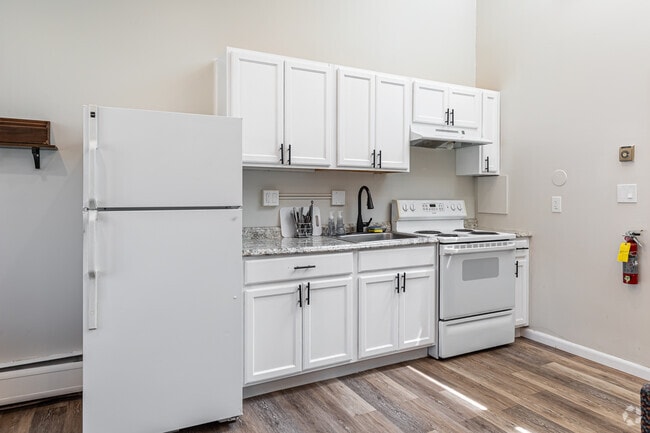 4BR, 2BA - Kitchen