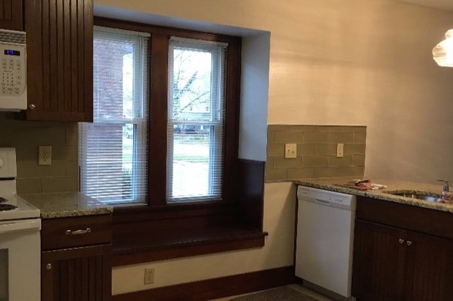 Kitchen - 318 W Crawford St