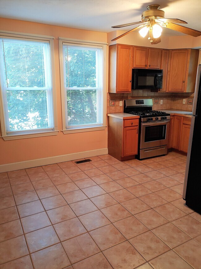Building Photo - 144 Weston St Unit 1 Rental