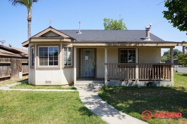 Building Photo - Charming 2 Bed / 1 Bath in 93305 – Pet-Friendly with Pest Control Included!