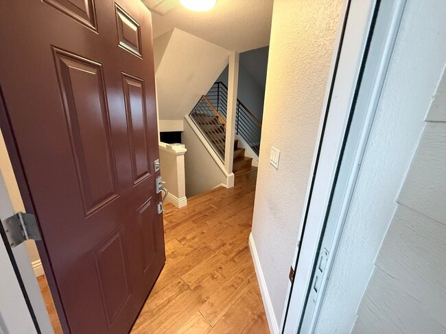 Photo - 533 Bustos Pl