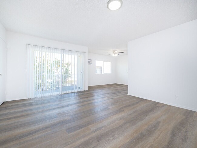 Photo - 20317 Saticoy St