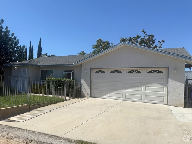 Building Photo - Spacious 2 bedroom 2 bath Rental