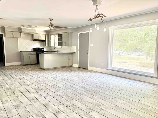 735 Westbrook Dr