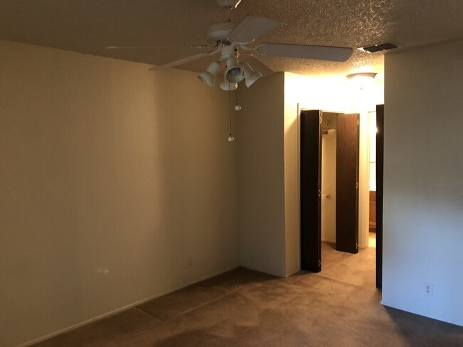 Photo - 914 W Meadowmere Ln