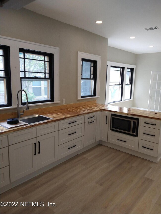 Photo - 43 W 21st St