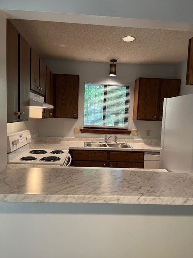 545 Lystra Rd Unit B