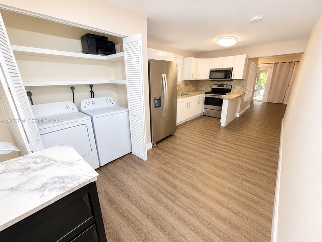 Photo - 985 SW 10th St Unit 3