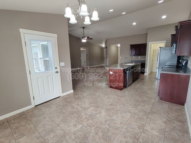 Photo - 603 Hilltop View St