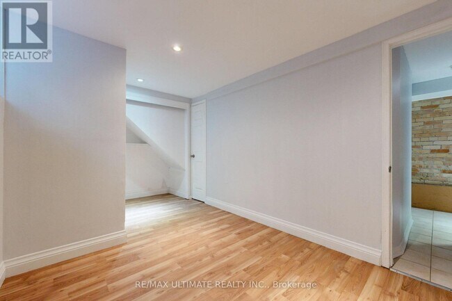 Photo - 470 Oriole Pkwy