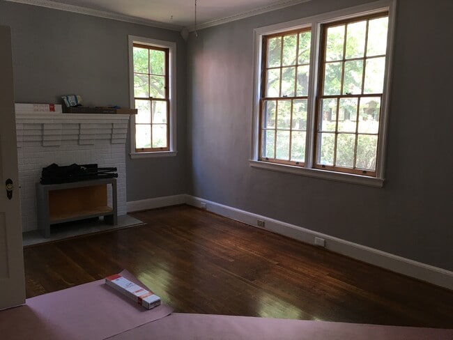 Nice lighted living room with ceiling fan. - 2603 Kiawah Ave Unit South King
