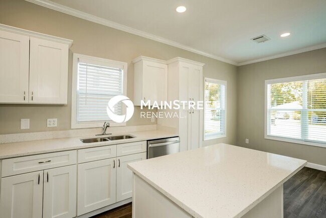 Photo - 3 Bedroom Pet-Friendly Home in St. Petersburg, FL with Main Street Renewal