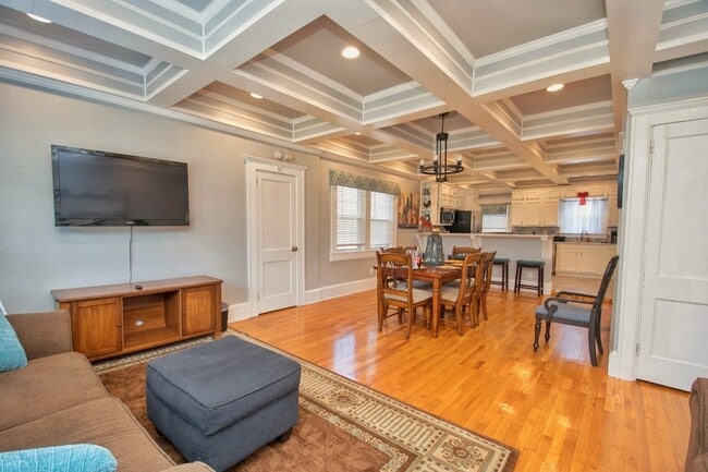 Photo - 1540 Melrose Dr SW