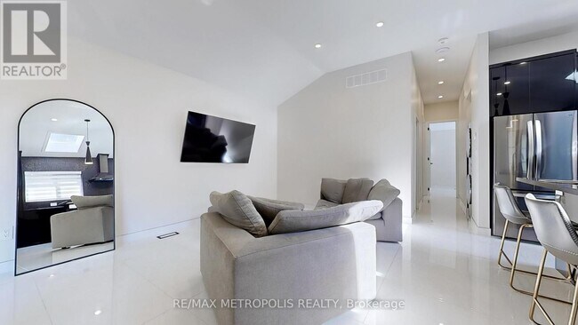 Photo - 640 Lansdowne Dr